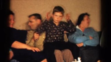 koltukta oturan mutlu insanlar