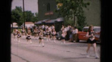 Ponpon kızlar geçit cadde boyunca hareket