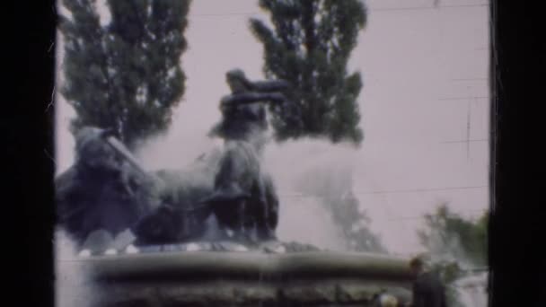 Fontaine en béton avec statue — Video