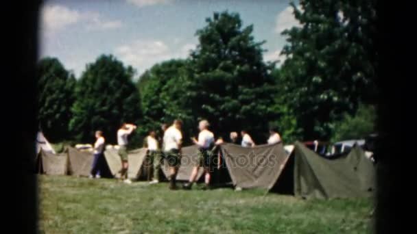 Бойскауты в летнем лагере — стоковое видео