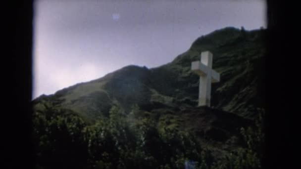 Krajobraz gór i krzyż — Wideo stockowe