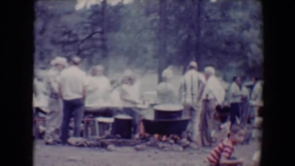 Pessoas na festa ao ar livre bbq — Vídeo de Stock