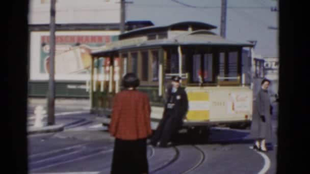 Людина Переходячи Трамвай — стокове відео
