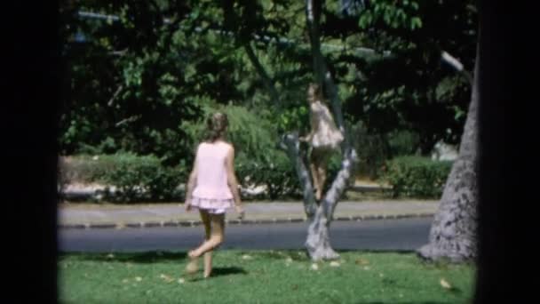 Dziewczyny, wspinaczka drzew — Wideo stockowe