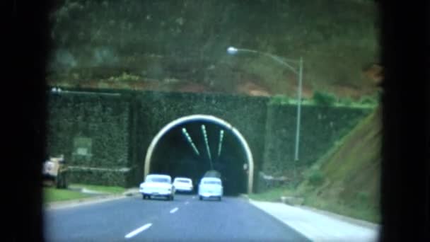 Tunel na górskiej drodze — Wideo stockowe