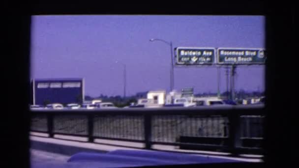 Pozorování pohled na rušné silnici a značení — Stock video