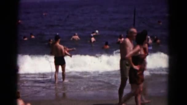 Menschen schwimmen im Ozean — Stockvideo