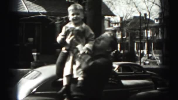 Homem segurando menino em mãos — Vídeo de Stock