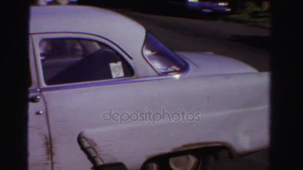 Άντρας στάθμευσης αυτοκινήτων — Αρχείο Βίντεο