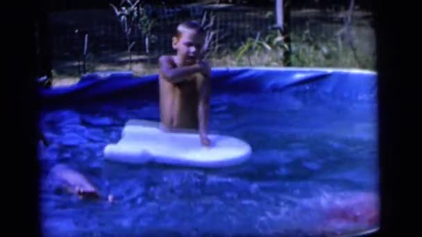 Děti v bazénu — Stock video