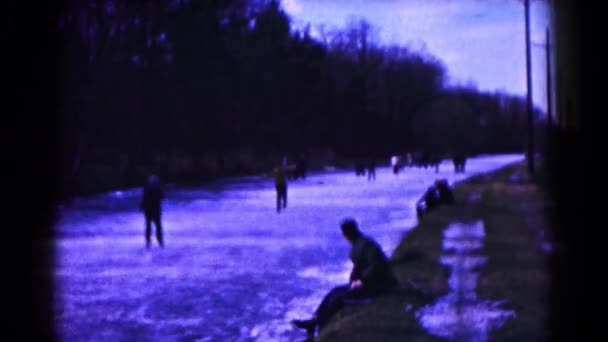 Niños patinando en pista de hielo — Vídeos de Stock