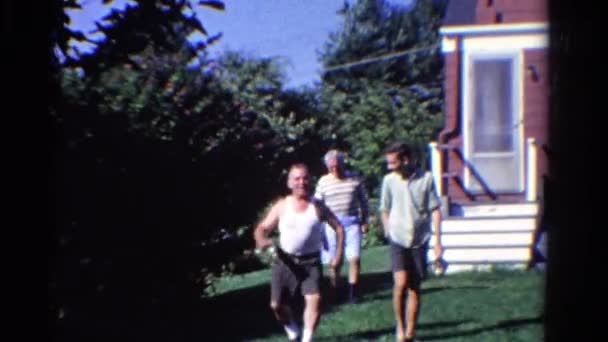 Hombres caminando cerca de casa — Vídeos de Stock
