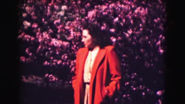 Žena stojící před květy — Stock video