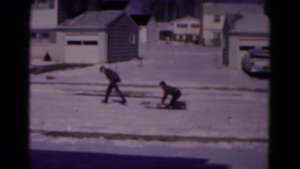 Children sledding on road — Stock Video