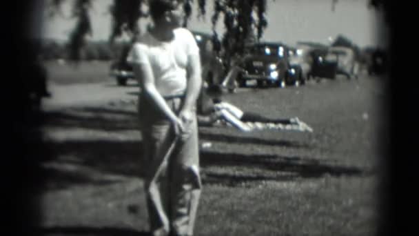 Homme jouant au golf sur le terrain — Video