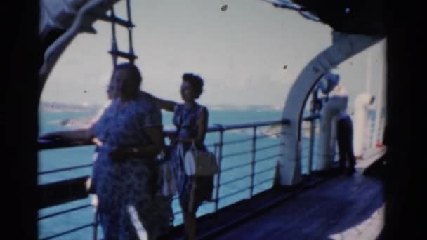 Жінок, що стояли на палубі — стокове відео