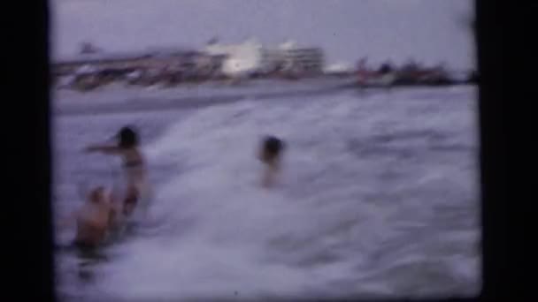 Enfants jouant avec les vagues — Video