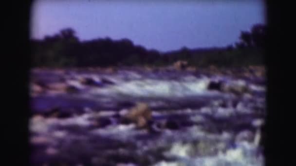 观察的河流在岩石上的视图 — 图库视频影像