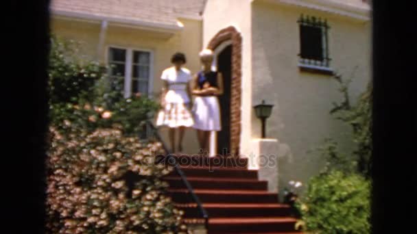 Две женщины спускаются по лестнице — стоковое видео