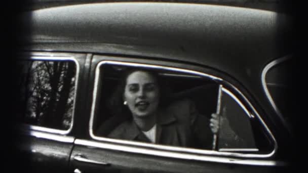 Kameraya konuşurken araba kadında — Stok video