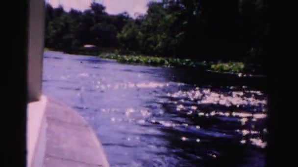 Barco navegando en el agua — Vídeo de stock