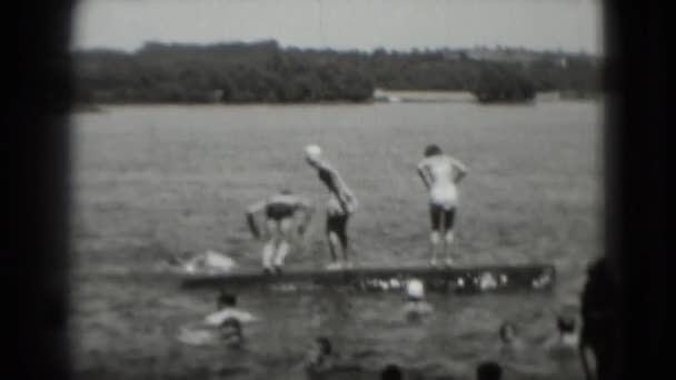 Mujeres corriendo sobre tronco de madera en agua — Vídeos de Stock