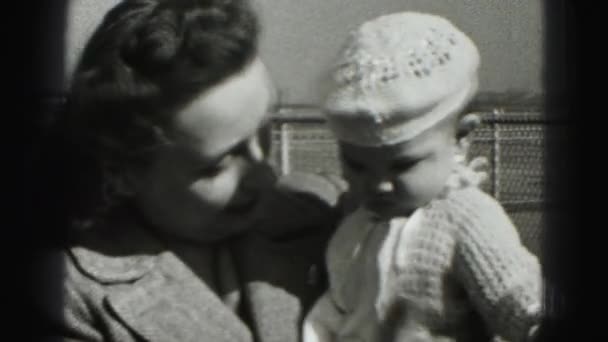 女人抱孩儿手上 — 图库视频影像