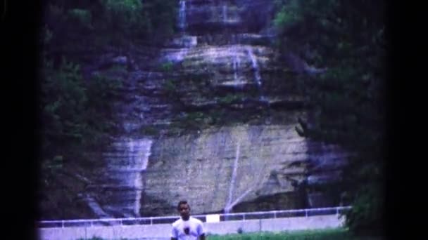 Мальчик, идущий вперёд у скалы — стоковое видео