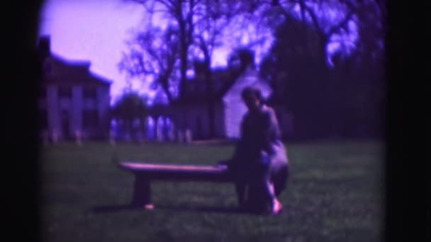 Donna seduta sulla panchina — Video Stock