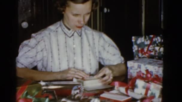 Mujer envolviendo regalos de Navidad — Vídeo de stock