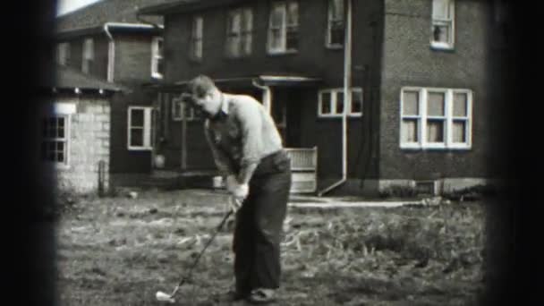 Homme jouant au golf dans la cour arrière — Video