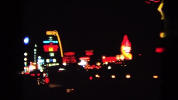 Obserwując widok miasto noc — Wideo stockowe