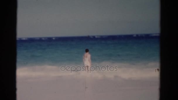 Žena stojící na pobřeží oceánu — Stock video