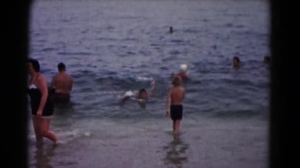Crianças se divertindo na água — Vídeo de Stock
