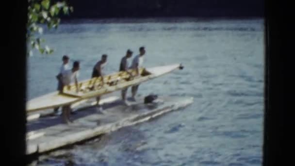 Hombres deportivos que llevan barco en canoa — Vídeo de stock