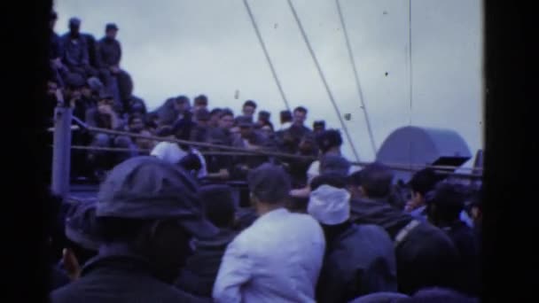 Soldados de boxeo en barco — Vídeo de stock