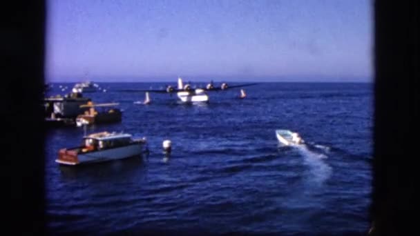 Ferryboat cruzando sobre a água — Vídeo de Stock