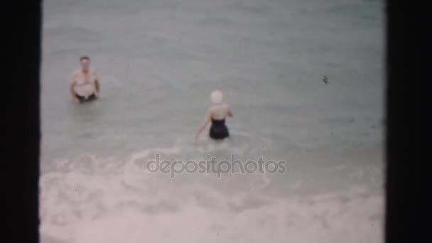 Мужчина и женщина плавают — стоковое видео