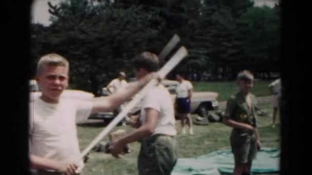 Boy scouts ophangen van tenten — Stockvideo