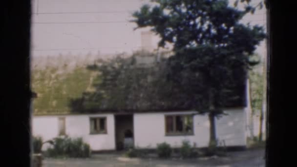 Edificio blanco en el campo — Vídeo de stock