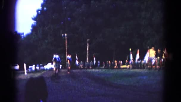 Boy scouts marchant avec des drapeaux — Video