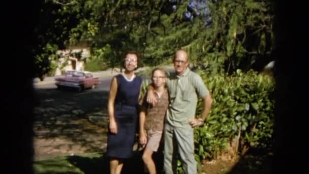 Família posando na câmera — Vídeo de Stock