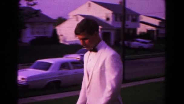 Mann im festlichen weißen Anzug — Stockvideo