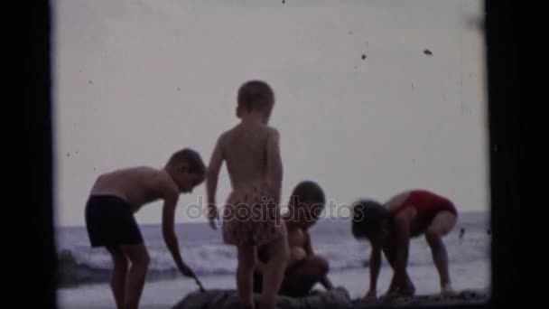 Barn som leker på stranden — Stockvideo