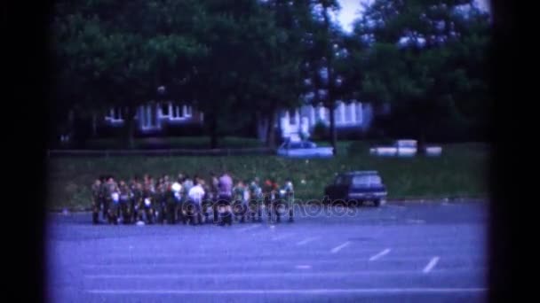 Группа бойскаутов, стоящих на дороге — стоковое видео