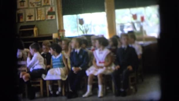 坐在幼儿园的孩子们 — 图库视频影像