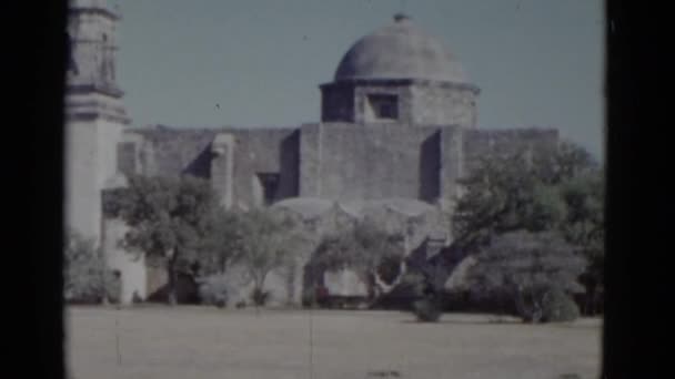 Bâtiment en pierre avec pelouse — Video