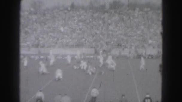 Juego de fútbol en el estadio completo — Vídeo de stock