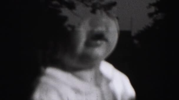 Criança sentada dentro do carro — Vídeo de Stock