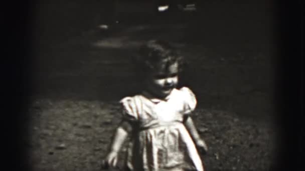 Klein meisje in jurk lopen op grond — Stockvideo
